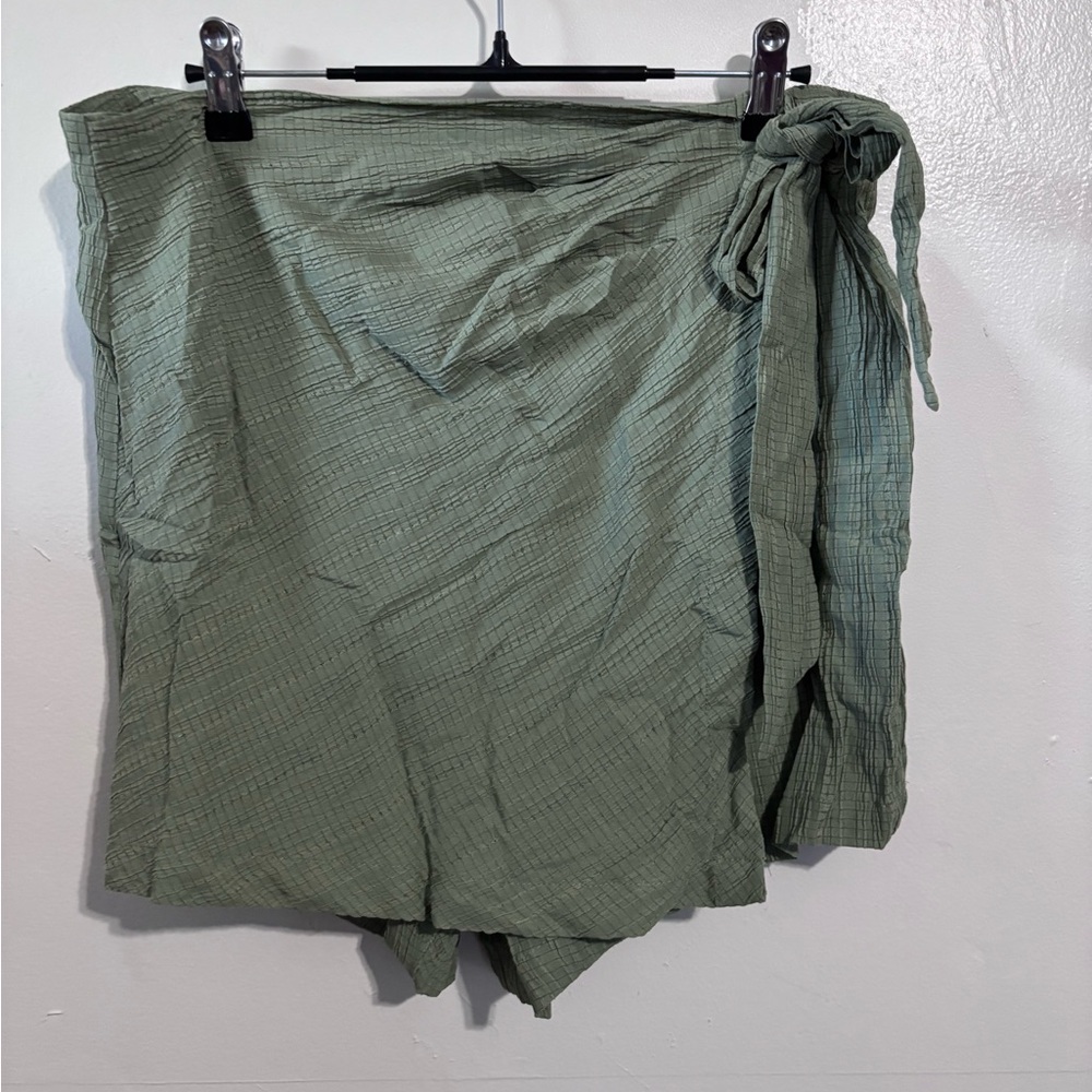 Green Wrap SKORT with tie NWOT women’s‎ size XL.